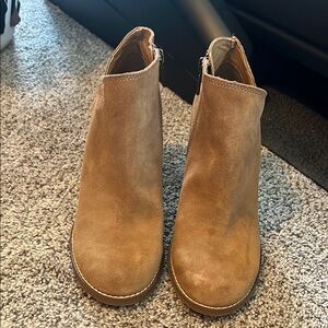Tan Ankle Boots with Chunky Heel and Slip-On Design
